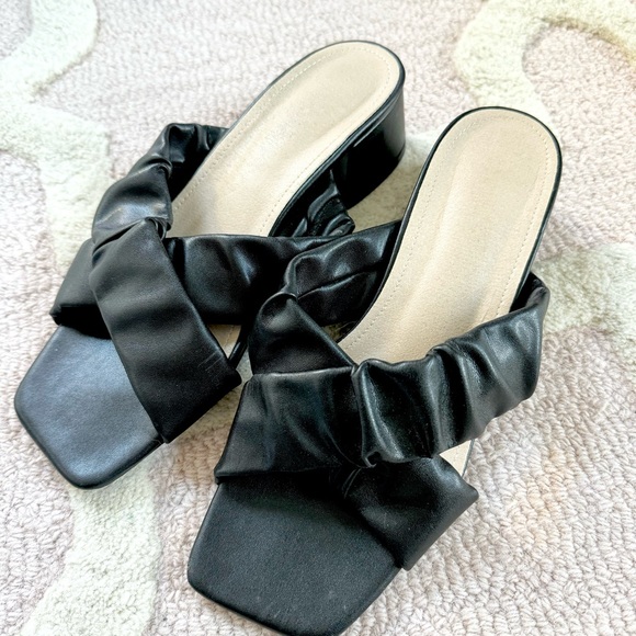 BLACK SCRUNCH CRISS CROSS SLIP ON SANDAL - Picture 4 of 6